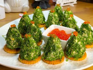 Смешайте это с тунцом – и получится божественная закуска для новогоднего меню. Рецепт эффектных елочек