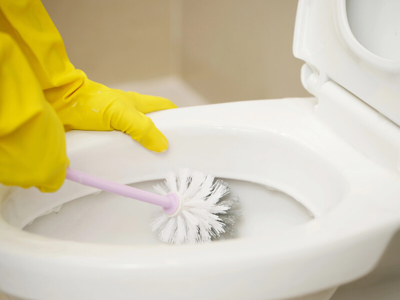 Нанесите это на салфетку – и известковый налет отвалится сам. Бытовой лайфхак для чистого унитаза