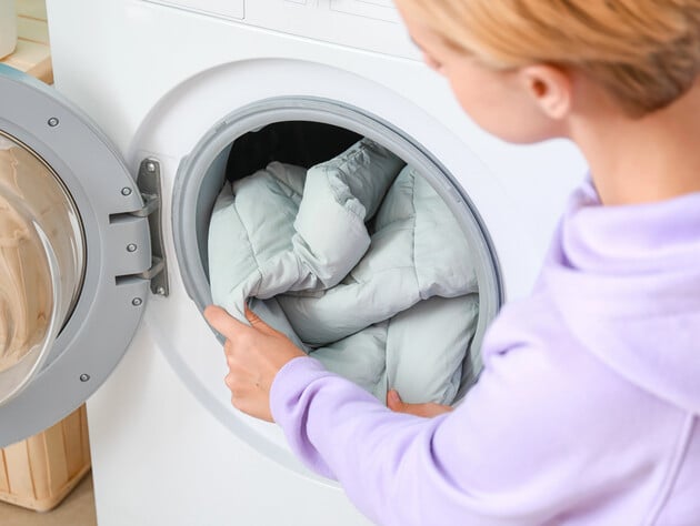 Скористайтеся цими простими порадами – і куртка під час прання не зіб'ється і не втратить форми