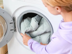 Воспользуйтесь этими простыми советами – и куртка во время стирки не собьется и не потеряет форму