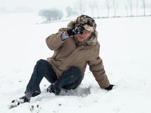 Чтобы не упасть на льду, обязательно воспользуйтесь этим советом. Проверенный лайфхак