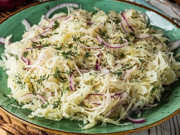 Додайте до квашеної капусти цей інгредієнт – вийде апетитний хрумкий салат