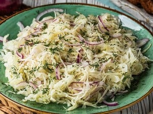 Добавьте к квашеной капусте этот ингредиент – получится аппетитный хрустящий салат