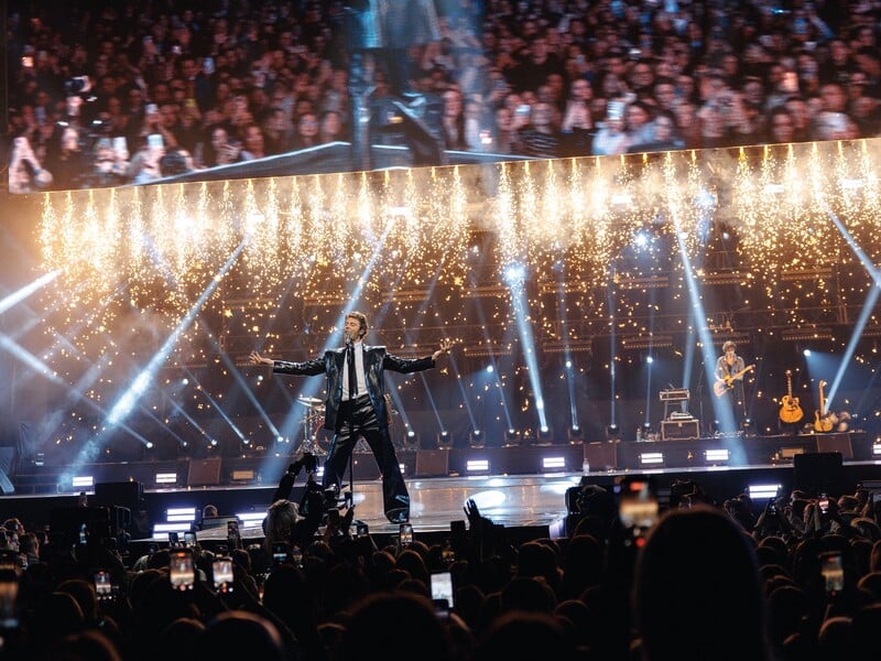 Хиты, блэкаут и звездные гости. Самые яркие фото с концерта Макса Барских в Киеве