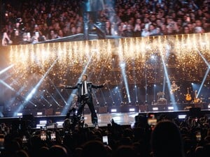 Хиты, блэкаут и звездные гости. Самые яркие фото с концерта Макса Барских в Киеве