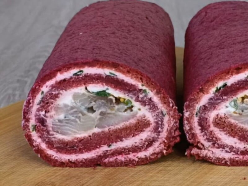 Приготуйте на свято цей надзвичайно смачний рулет. Секрет – у божественній начинці