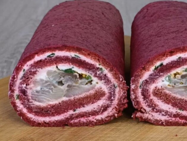 Приготовьте на праздник этот невероятно вкусный рулет. Секрет – в божественной начинке