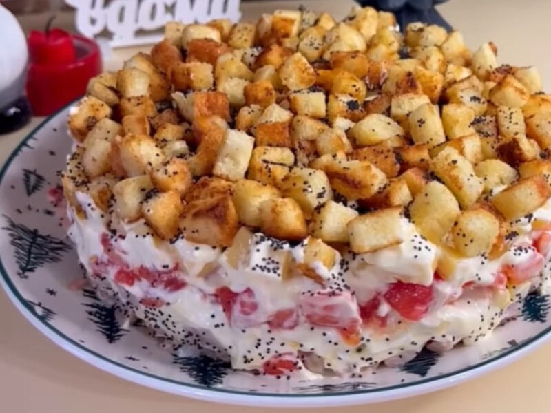 Для этого салата понадобятся мак и ароматные сухарики. Рецепт праздничного блюда с невероятным вкусом