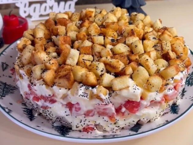 Для этого салата понадобятся мак и ароматные сухарики. Рецепт праздничного блюда с невероятным вкусом