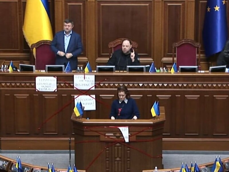 Безуглая заблокировала трибуну в Раде, устроила потасовку с Тарутой и послала Тищенко. Видео