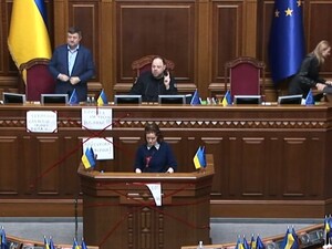 Безуглая заблокировала трибуну в Раде, устроила потасовку с Тарутой и послала Тищенко. Видео