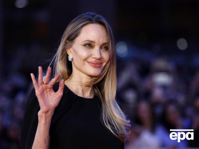 Джоли показала шрамы после удаления молочных желез. Фото