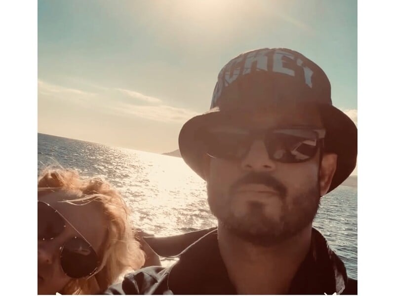 Океан, новый спутник и водка. Спирс похвасталась отдыхом посреди океана