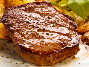 Смажьте мясо этим маринадом – и оно получится настолько мягким и нежным, что можно есть губами. Рецепт