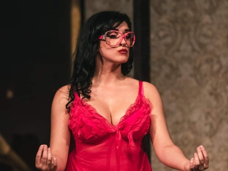 Відома актриса під час вистави почала флірт із глядачем і запропонувала разом відпочити. Відео