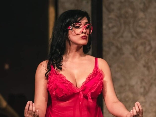 Відома актриса під час вистави почала флірт з глядачем і запропонувала разом відпочити. Відео