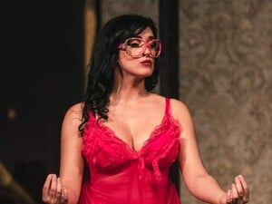 Известная актриса во время спектакля начала флиртовать со зрителем и предложила вместе отдохнуть. Видео