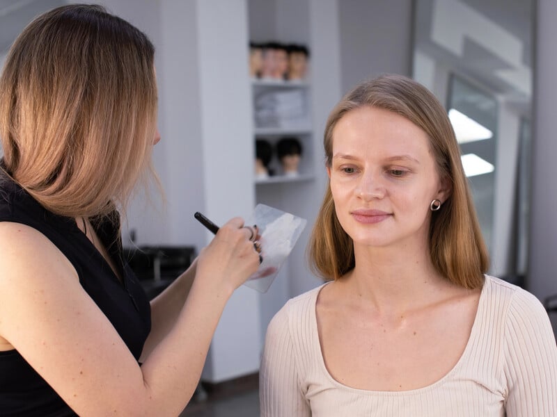 Смочите этим ватный диск – и следы от тонального крема исчезнут без стирки. Лайфхак