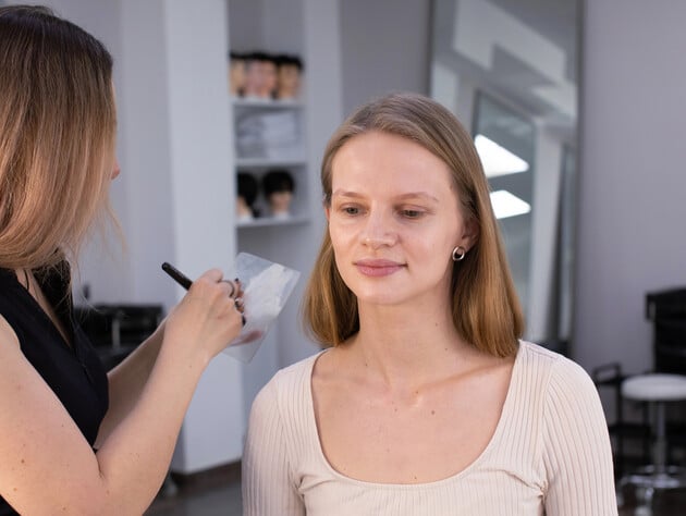 Смочите этим ватный диск – и следы от тонального крема исчезнут без стирки. Лайфхак