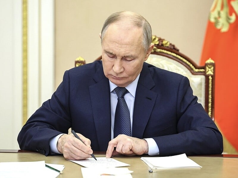 Путін підписав закон, який дозволяє вилучити житло українців на окупованих територіях. Хто його отримає?