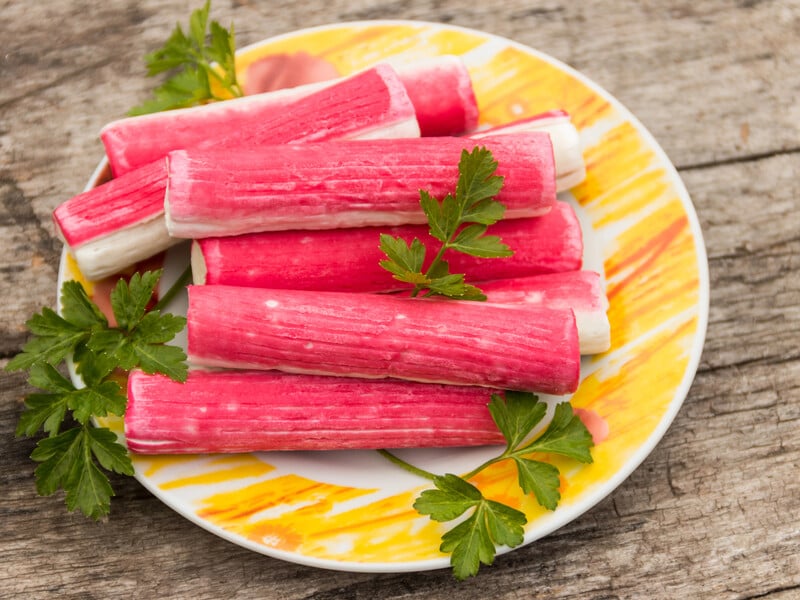 Приготовьте салат из крабовых палочек по новому рецепту – свежая идея для праздничного стола