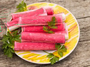 Приготовьте салат из крабовых палочек по новому рецепту – свежая идея для праздничного стола