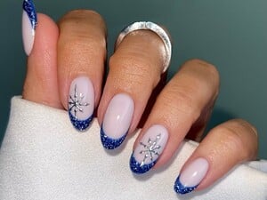 Тающие снеговики, ночной снегопад и классика. Самые нежные идеи зимнего маникюра для вдохновения