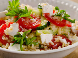 Если остался булгур – приготовьте этот невероятно вкусный салат. Рецепт на несколько минут