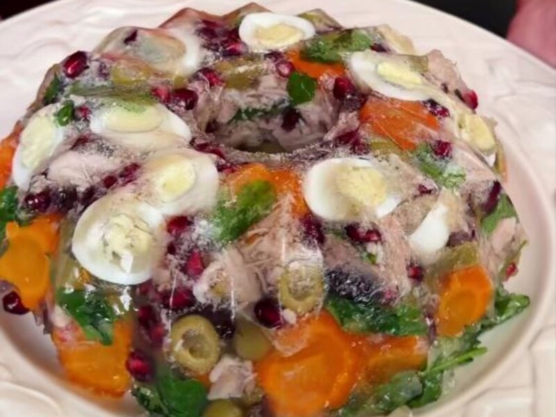 Змішайте це все – і поставте в холодильник. Найпростіший рецепт дуже смачного заливного