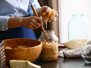 Сколько соли и моркови нужно на трехлитровую банку капусты? Названы точные пропорции