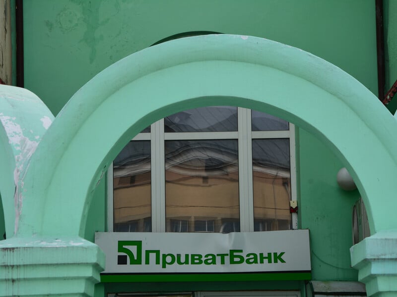 "Якщо погодиться". Після відмови видати картку ветерану без рук "ПриватБанк" запропонував йому допомогу