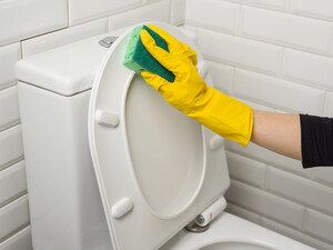 Налейте это в унитаз – и он вновь засияет чистотой. Бытовой лайфхак без агрессивной химии