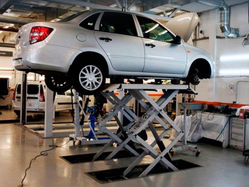 "Відірвані від реальності". "АвтоВАЗ" ділитиметься "інженерними рішеннями", попри відкликані Lada