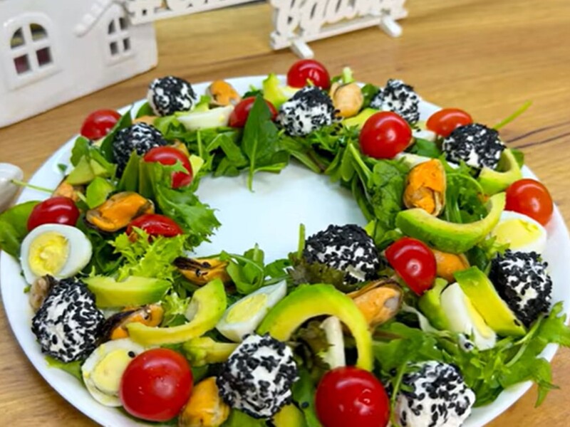 Приготуйте салат із мідіями – легкий, смачний і без краплі майонезу. Секрет – у цьому божественному соусі