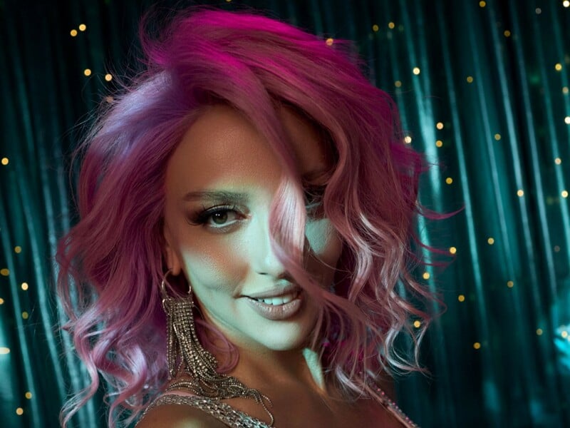 Полякова презентовала новогодний танцевальный хит. Видео