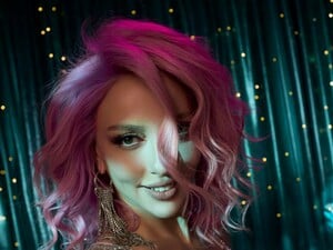 Полякова презентовала новогодний танцевальный хит. Видео