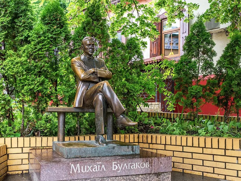 В Киеве снесут памятники Булгакову и Ахматовой. Кто принял решение?