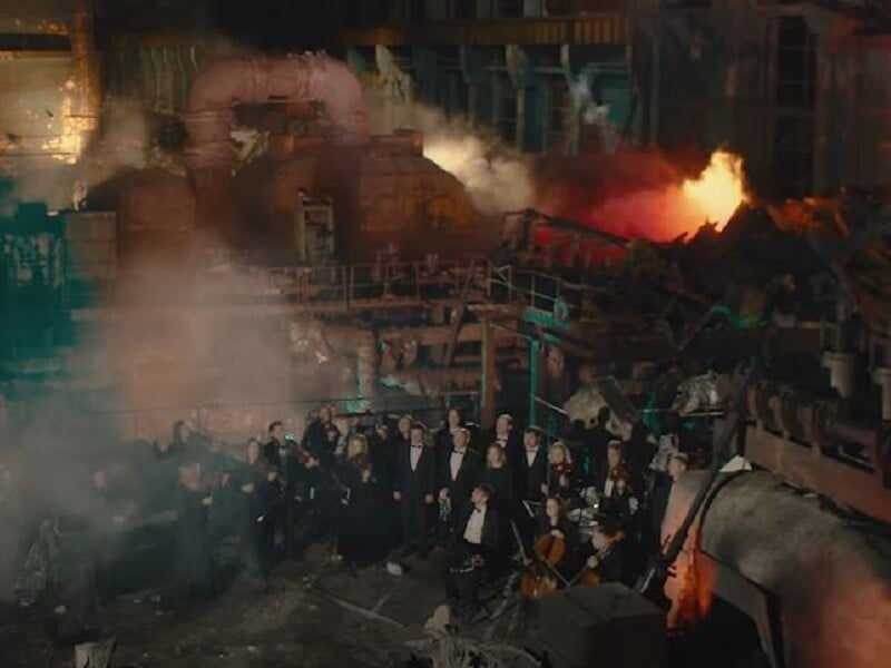 Хор з оркестром виконали "Щедрик" на зруйнованій ТЕС ДТЕК, щоб привернути увагу до відновлення енергосистеми