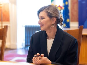 В узких брюках и пиджаке с золотыми пуговицами. В сети показали новое фото постройневшей Зеленской