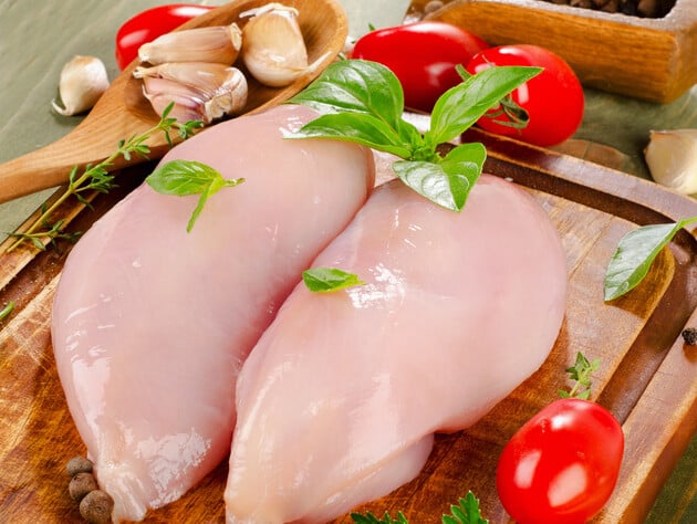 Добавьте это в воду – и куриное филе получится сочное и нежное. Простой секрет приготовления