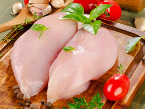 Добавьте это в воду – и куриное филе получится сочным и нежным. Простой секрет приготовления