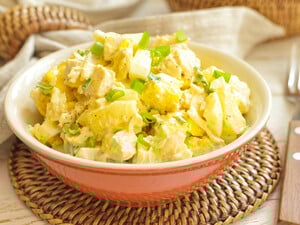 Невероятно вкусный и хрустящий. Рецепт салата за 10 минут из пекинской капусты и ананасов