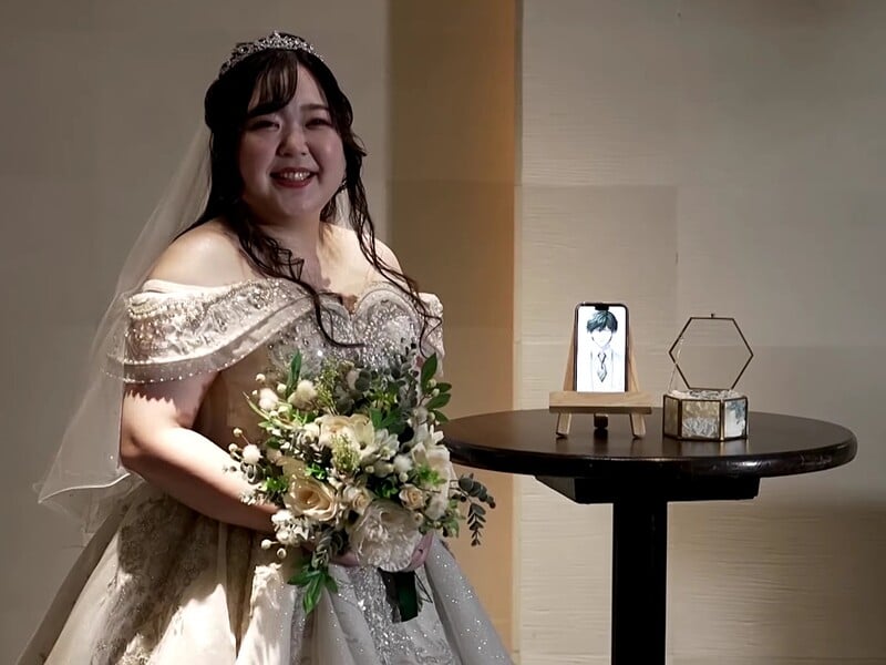 Японка вийшла заміж за ШІ-партнера, якого створила сама. Відео