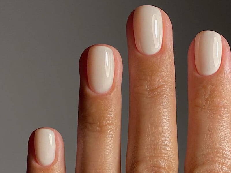 С этим оттенком маникюр будет безупречным даже через несколько недель. Назван главный тренд 2026 года 