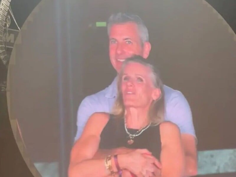 Американка рассказала, как первый и единственный поцелуй с шефом на концерте Coldplay разрушил ее карьеру