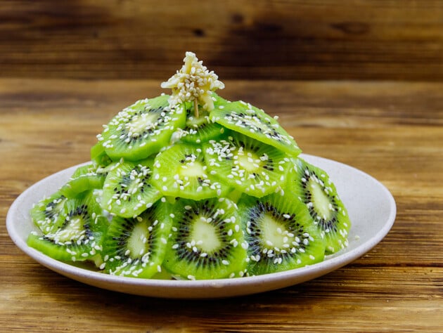 Дуже смачний салат з куркою та ківі. Рецепт до святкового столу