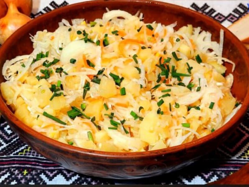 Смешайте квашеную капусту с этим – и получите божественный салат к ужину. Оригинальный вариант