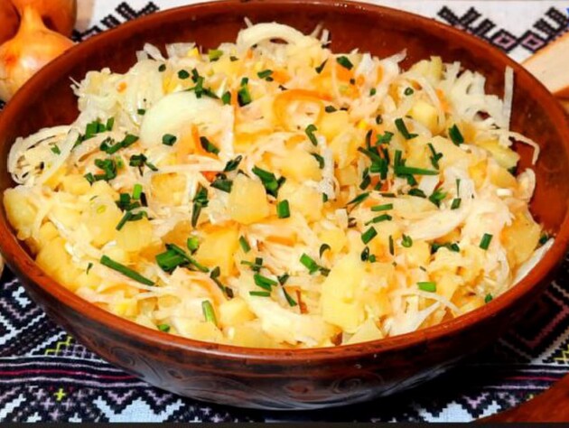 Смешайте квашеную капусту с этим – и получите божественный салат к ужину. Оригинальный вариант