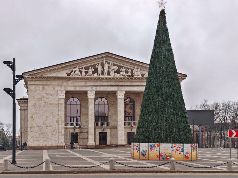 Росіяни відкрили продаж квитків у драмтеатрі Маріуполя, де загинули люди. Там покажуть комедію