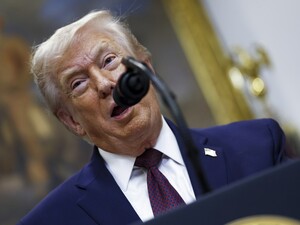 Мін'юст США видалив із сайта фото Епштейна із Трампом – демократи